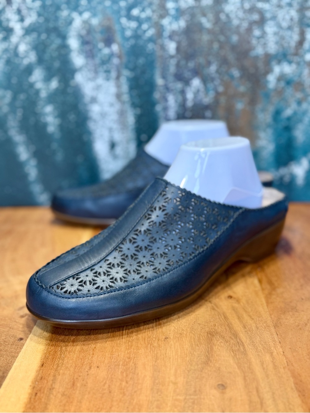 Easy Spirit Cottagecore Dusk Perforated Leather Mule Clogs Navy Women’s GUC